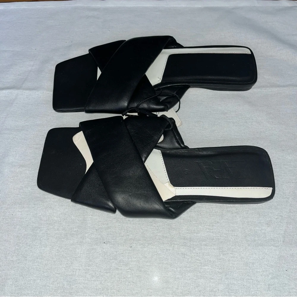 9. PADDED FLAT LEATHER SANDALS - Picture 11 of 12